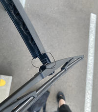 リアワイパーの土台のピンを壊してしまいました これって 放っておいた Yahoo 知恵袋