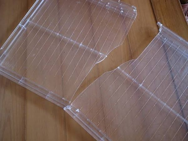 冷蔵庫の透明な棚が割れました。はんだでなおしますがこの素材はpp?p 
