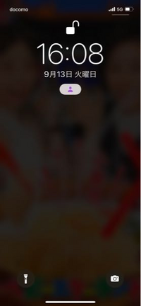 画像のようにiphoneのロック画面が常に暗いです 壁紙が全く見えません 解消 Yahoo 知恵袋