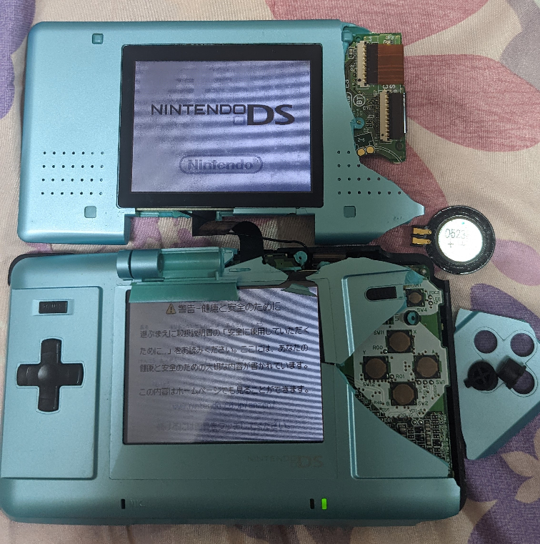 Dsを壊されたのですが わりと酷い見た目なのに電源が付いてしまい一生笑ってます Yahoo 知恵袋