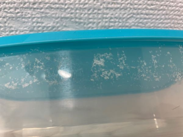 このタッパーの汚れはなんの汚れでしょうか？ - 爪で強くこすったら