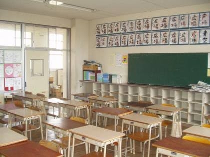 学校の教室のドアの上についてる窓ガラス は何の為についてるんですか Yahoo 知恵袋