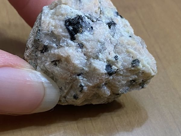 拾ったんですがこれは天然石ですか？普通の石とは違ってキラキラ光り