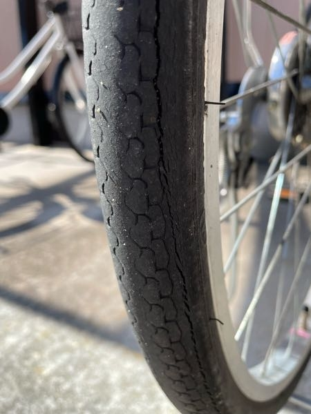 一年半前ほどに購入した自転車の後輪のタイヤにヒビが入ってるのですが 