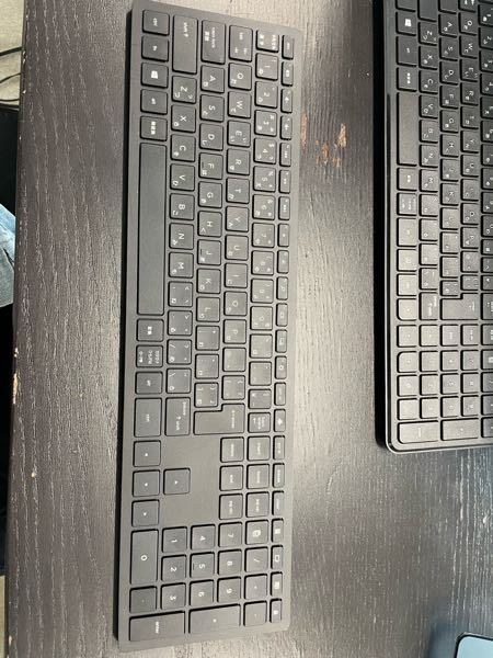 キーボードとマウスをpcに繋げても動きません。電源がついた時に一瞬