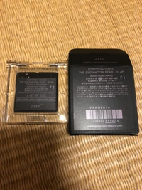 先日メルカリにてADDICTIONのクライベイビーというお色のアイシャドウを購入したのですが、色の名前が書いておらず番号だけ書いてありました。
こちらは偽物なのでしょうか？ 