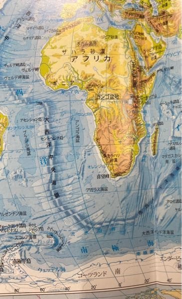 標高を表す地図です 海嶺に対して垂直に走ってる線がありますが これは Yahoo 知恵袋