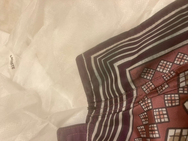 メルカリで「目立った傷や汚れなし」のシャツを購入したのですが、届い 