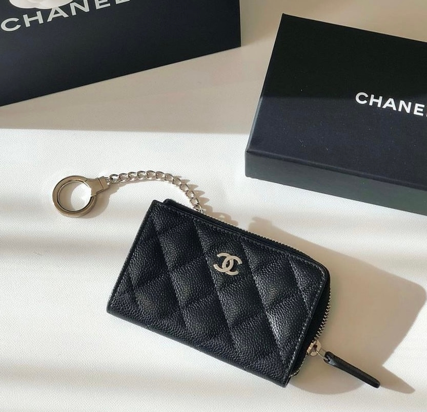 CHANELのキーケースって店頭に売ってますか？値段はいくらですか