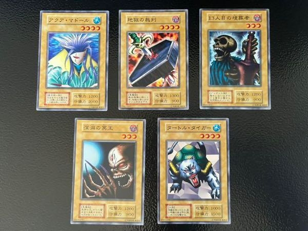 遊戯王って、なんであんなに初期カードに価値が付かないんですか