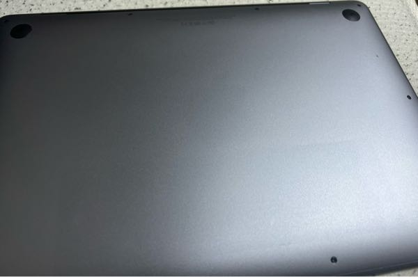 急募です!!Macbookの裏面に2年くらいシール貼ってて、剥がした