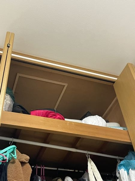 屋根裏？に繋がっているこの扉みたいなものが最近誰も触ってないのに空いてるらしいです。 お母さんが2日前に治したのに今日空いていました。 でもガッツリ、空いてるわけじゃないです。 こわいです。自分の部屋なので。これは自然現象ですか？