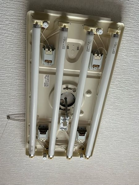 この電気(蛍光灯4本はもちろんその奥にある長方形の版？)を外して