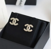 シャネルのコスチュームピアスって、シャネルのブティックに行っ