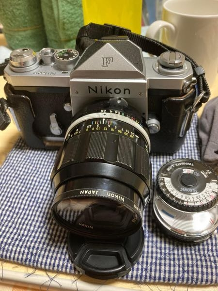 NikonFの裏蓋にモルトが見当たりません。Fの裏蓋にモルトは不要なので