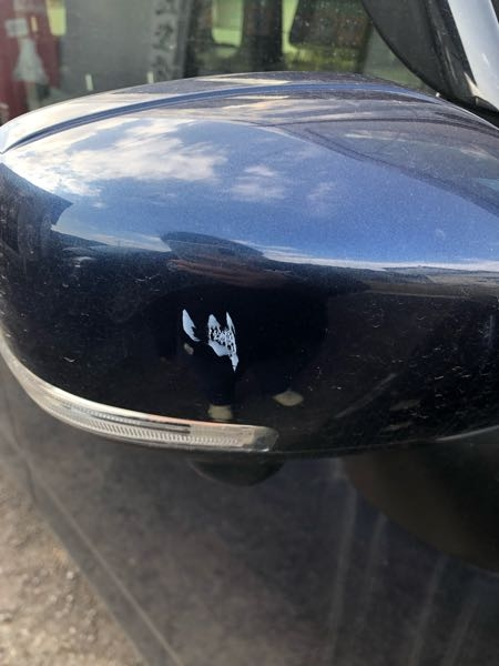 車のサイドミラーに身に覚えのない傷がついていました…。この傷はどの 
