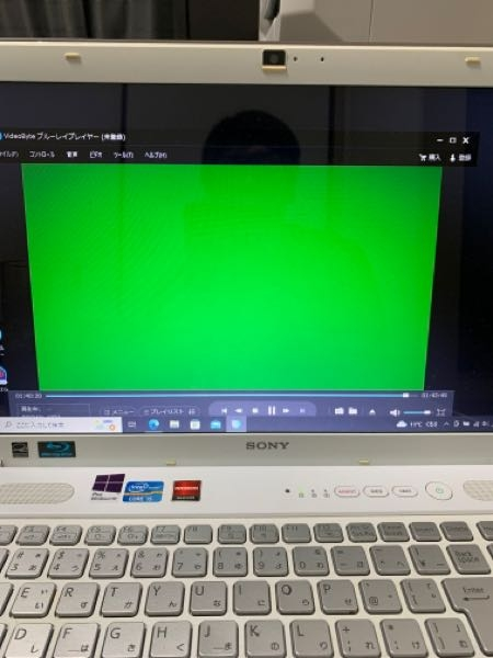 Windows10のDVD再生について。 再生ソフトがないのでフリーソフトのVideoByteブルプレイヤーというものをダウンロードしました。 Blu-rayやDVDを入れると再生はされますが音声だけで画面は緑色の画面で映像を見ることが出来ません。 当方パソコンには疎いです^^; こちらの知恵袋で同じような人がいまして試みたましたが疎いため出来ませんでした^^; パソコンにも疎い人にも分かるように御指南頂けないでしょうか？ よろしくお願いします。