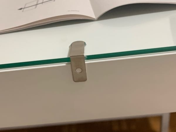 まじで大至急です。IKEAのマルムのドレッサーを組み立てているのです 