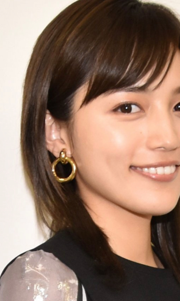 川口春奈さんのこのピアスのメーカーやモデルが分かる方