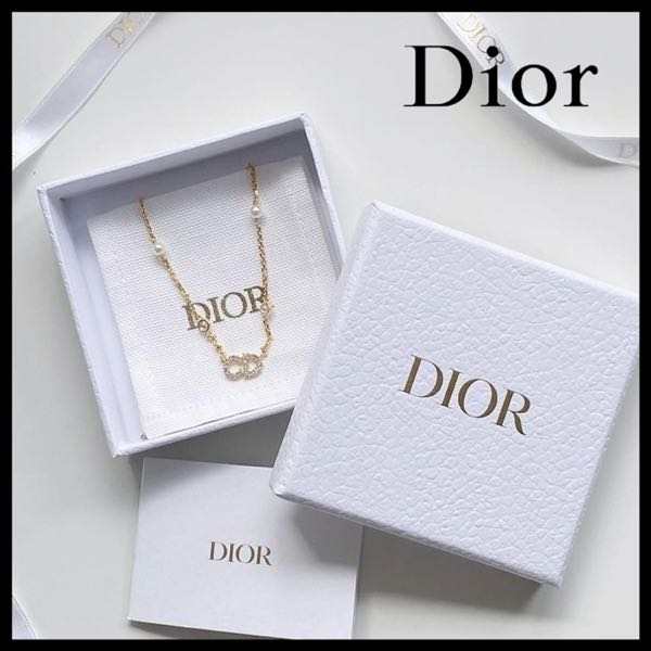 ディオール Dior 結婚式 ネックレス 結婚式にDiorのパールがついたネックレスはだめでしょうか？ロゴが目