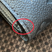 ヴィトンの財布です買って1ヶ月たってないんですが縁の部分が少し 
