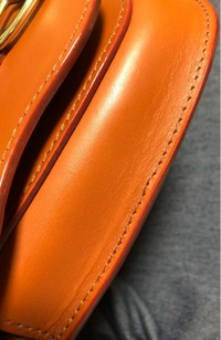 革製品のバッグを購入して、その日のうちに開封したところ、一部だけ 