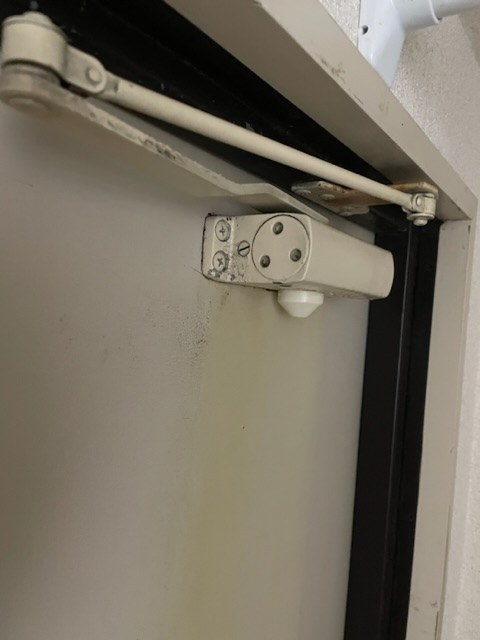 ドア速度調整したいのですが 両サイド写真の通りです。 ... - 教えて！しごとの先生｜Yahoo!しごとカタログ