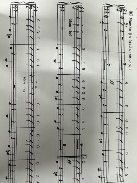 吹奏楽のピアノパートの譜面について質問です。 ウエストサイドストーリーメドレーの、岩井直博さん編曲のピアノパート譜の一部です。 右手の、コードが上に書いてある直線の音符は、どう演奏するのでしょうか。 上に書いてあるコードを弾けということでしょうか？ 吹奏楽初心者のため、分かりやすく教えていただけるとありがたいです。