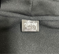 至急です！このstussyのジップパーカーは本物でしょうか？ 