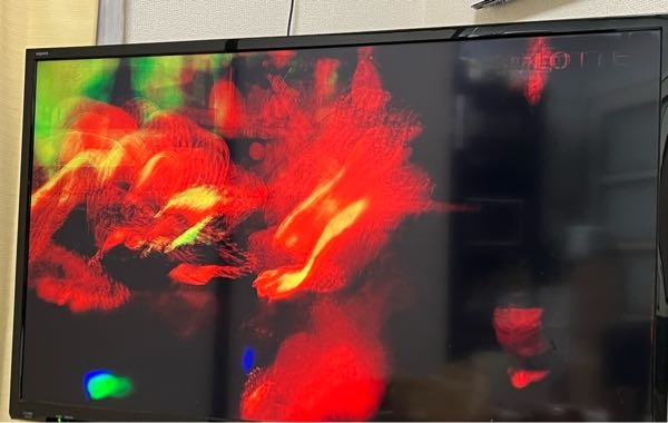 テレビの液晶の色がおかしいです。電源を切っても戻りません。急にこの