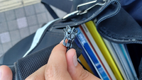[大至急]
学校用のファスナーが片方外れました。(下の写真)
直しかたを早急に教えてください。
よろしくおねがいします。 