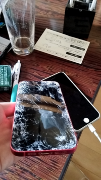 iPhone14落として画面割れ、電源が入らないのですが画面修理で