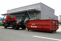 産業廃棄物を回収する車でコンテナの部分がアームで取り外しができるトラックの名前 Yahoo 知恵袋
