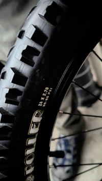 自転車のタイヤですが、10年近く放置してました。年に一度くらい