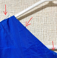 ネット購入商品の交換について

購入した服の襟元に、飛び出してる糸や、糸の塊？などが見られました。
6,000円くらいの商品です。
これは交換の対象になりますか？ 