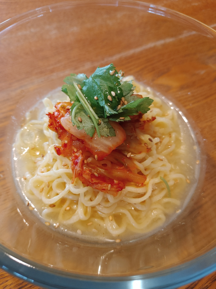 日清 函館塩ラーメン(袋麺)を使って冷やしラーメンを作ってみました。元々の調味料以外にキムチ、三つ葉、炒りゴマ、ゴマ油を使いました 皆さんオススメの袋麺を使った冷やしラーメンレシピがあれば教えて下さい(^.^)