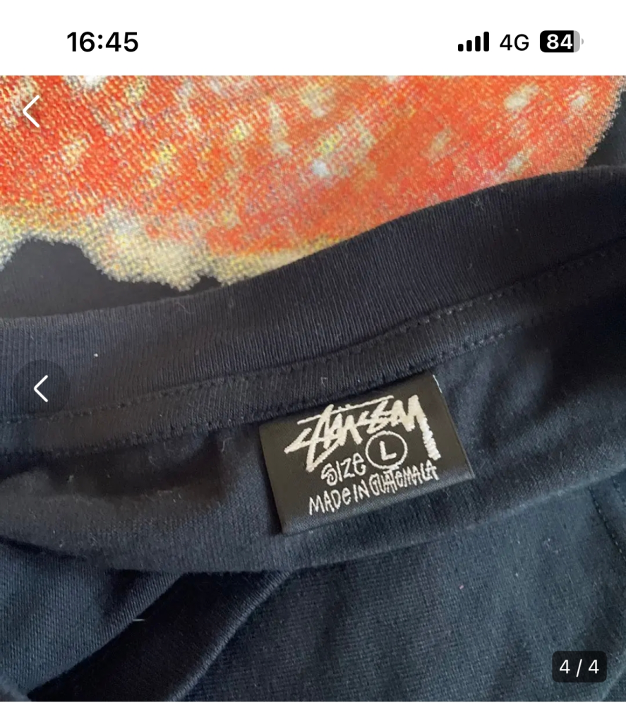 このSTUSSYのtシャツのタグは本物ですか？この首元にしかタグは