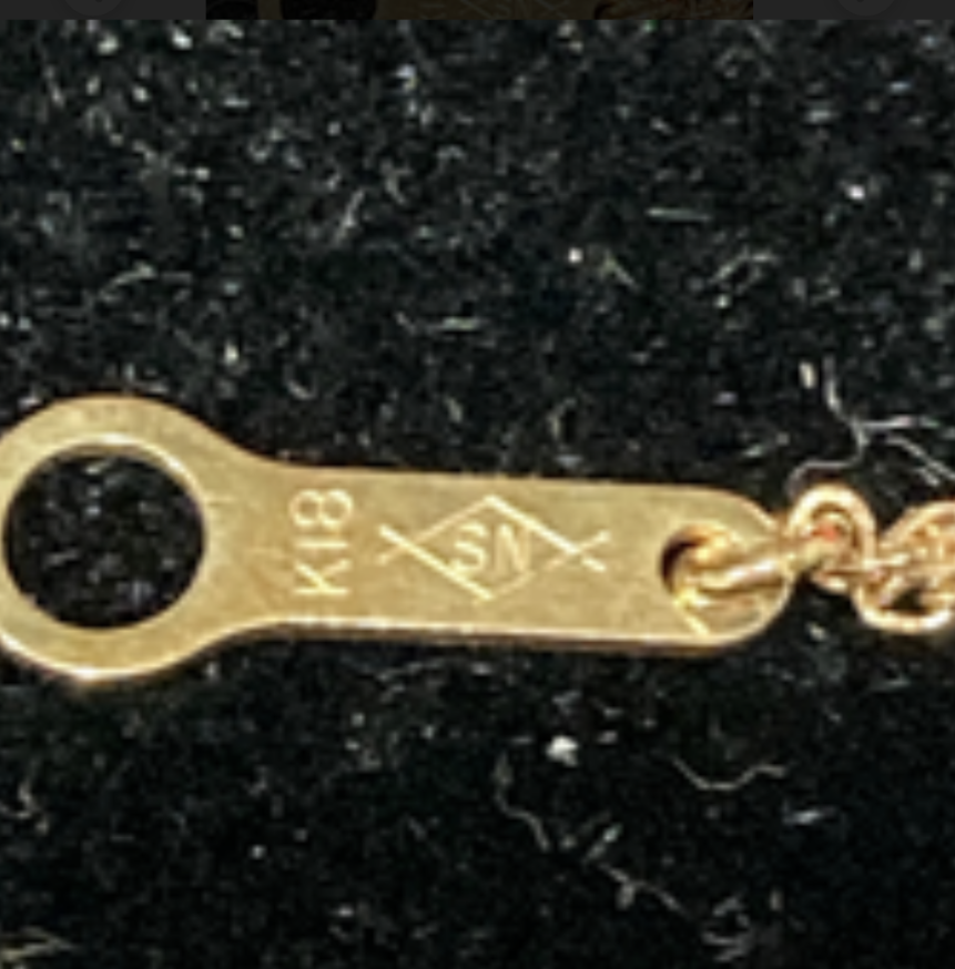 質問いたします。ひし形の中にSNと刻印が入ったネックレスがありますが