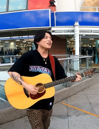 優里着用　レオパード柄カジュアルパンツ 優里さんが履いてるヒョウ柄のズボン何処のブランドかわかる方