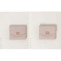 miumiuのお財布で、「ヴィッテロダイノレザー折り財布」(画像左 miumiuのお財布で、「ヴィッテロダイノレザー折り財布」(画像左