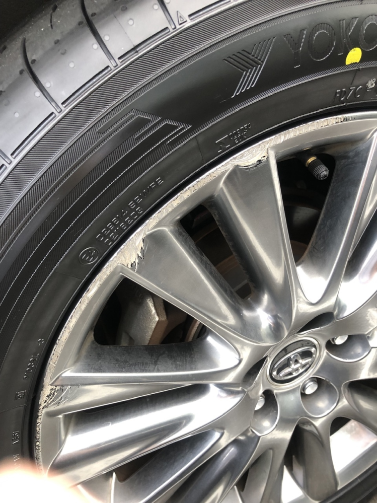 車のタイヤ交換をディーラーでしたのですが、確認したらホイールに身に 