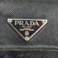 このPRADAのバックの三角プレートロゴは偽物でしょうか……？ - Yahoo!知恵袋