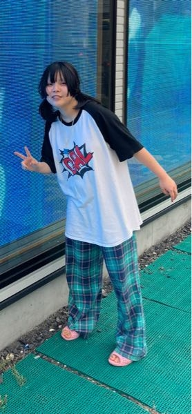 超社会的サンダルのオニザワマシロさんがよく着ているこのTシャツは