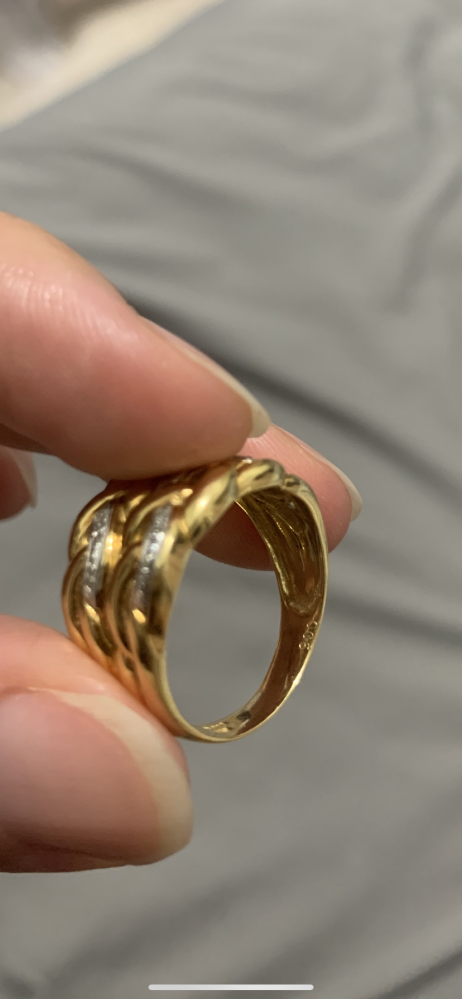 指輪　リング 900刻印 指輪の刻印についてです。祖母の形見の指輪に900の刻印が入っていまし