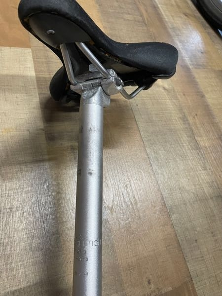 電動自転車のサドル部分が壊れてしまったので交換したいです