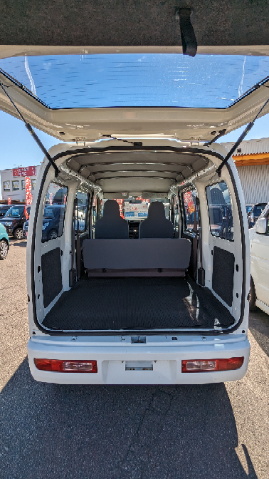 出品されているハイゼットハイルーフについて 中古車見てきたんですが、この型式と、これがハイルーフな