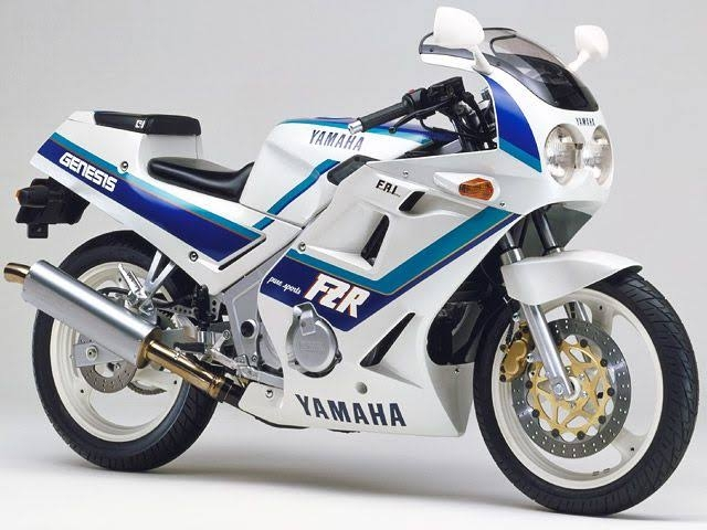 ZRXにロケットカウルをつけ、丸目2灯にしてる人を見かけました。下の