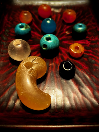 古美骨董）古代玉、とんぼ玉を蒐集している方に質問します。現代でも作