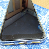 スマホの画面に結構キズがあるのですが、保護フィルムを張り替えたら 