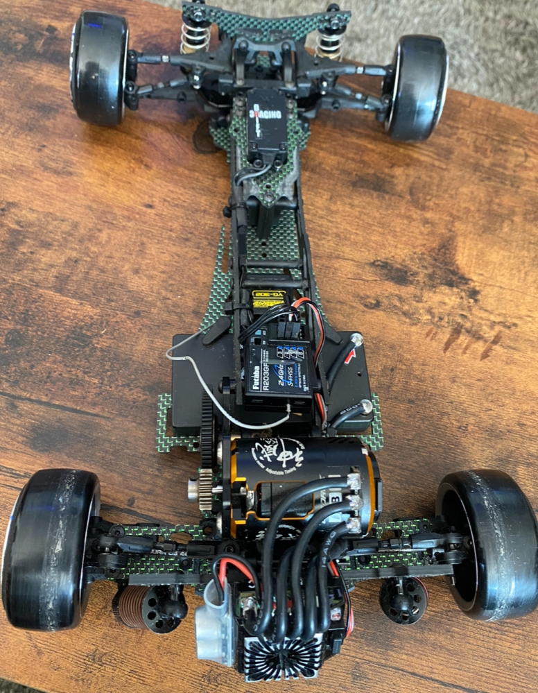 こんにちは。 中古ショップで、ドリラジを購入しましたが、どこのメーカーかわかりません。 また、どのくらいの価値があるかもわからない為、練習用にガンガンぶつけても大丈夫なのかもわかりません。 シャーシはカーボンで出来ており、モーター、サーボ類はカスタムされているようです。 ラジコンに詳しかた、この車体の価値を教え頂きたく思います。